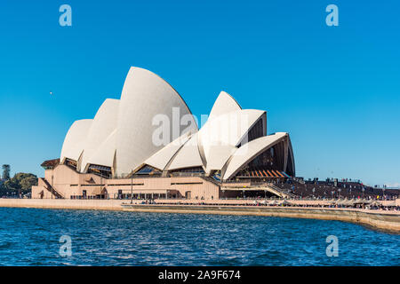 Sydney, Australia - Luglio 23, 2016: Sydney Opera House su Bennelong Point sulla giornata soleggiata con cielo blu sullo sfondo Foto Stock