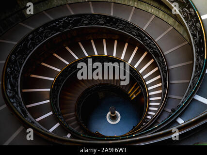 Il famoso Old scale a spirale che conduce alla uscita del museo del Vaticano. Foto Stock