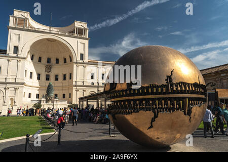 Una sfera in una sfera nel centro della Pigna cortile in Vaticano, scultore Arnaldo Pomodoro durante belle giornate di sole. Foto Stock