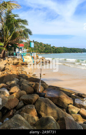 Rocce e ristorante sulla spiaggia a sud di Bang Tao Beach, Phuket, Tailandia Foto Stock