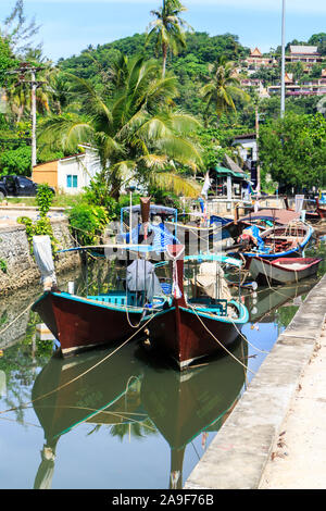 Barche ormeggiate nel canale dietro Bang Tao Beach, Phuket, Tailandia Foto Stock