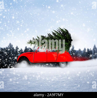 Auto di natale con albero di Natale Foto Stock