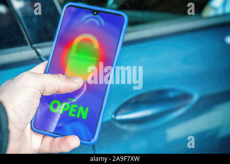 Apertura di una portiera della macchina con lo smartphone e un auto-progettato app come 3d reso illustrazione Foto Stock