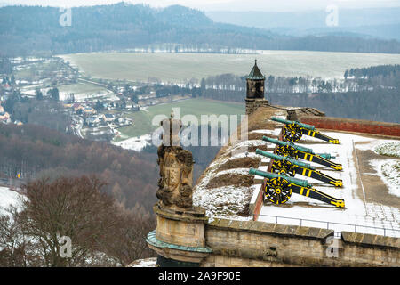 I cannoni sul tetto della fortezza Konigstein, Germania Foto Stock