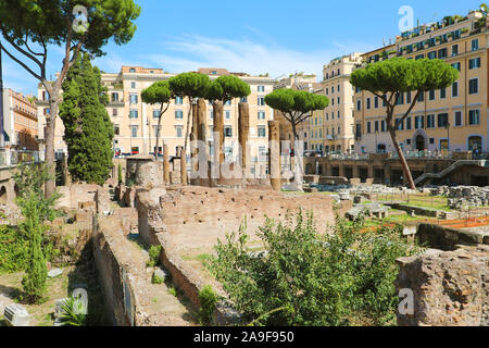 Roma, il sito archeologico di Largo di Torre Argentina con i resti di quattro romana repubblicana templi e i resti della Curia di Pompeo. Foto Stock