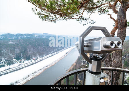 Vista dal ponte di osservazione sul fiume Elba in inverno freddo Foto Stock