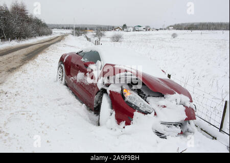 Tempesta Doris: Meteo Foto North Lanarkshire: una vettura si è schiantato fuori strada con la neve vicino Caldercruix North Lanarkshire. Foto Stock