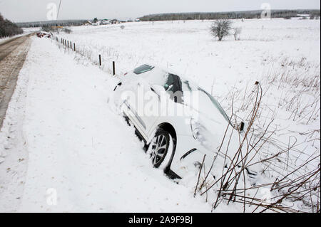 Tempesta Doris: Meteo Foto North Lanarkshire: una vettura si è schiantato fuori strada con la neve vicino Caldercruix North Lanarkshire. Foto Stock