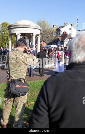 Giorno del Ricordo le commemorazioni a Shrewsbury su una bella Domenica mattina di novembre. Foto Stock