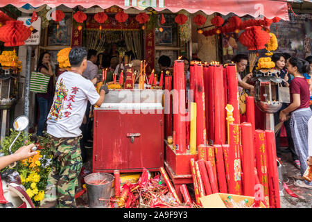 Bangkok, Tailandia - 25 Settembre 2018: candele accese in onore del festival vegetariano. Il festival si tiene ogni anno. Foto Stock
