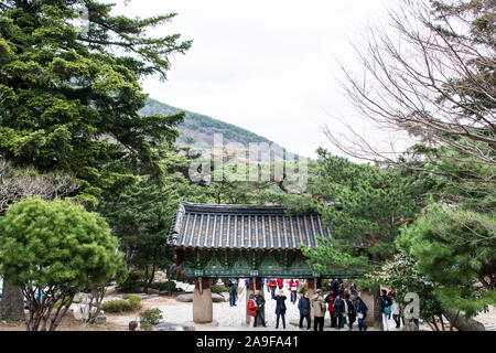 Paesaggio con gate del 'tempio Beomeosa' in Busan Foto Stock