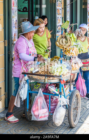 Bangkok, Tailandia - 26 Settembre 2018: street food di fornitori e clienti in Chinatown. La città è famosa per la sua cucina di strada. Foto Stock