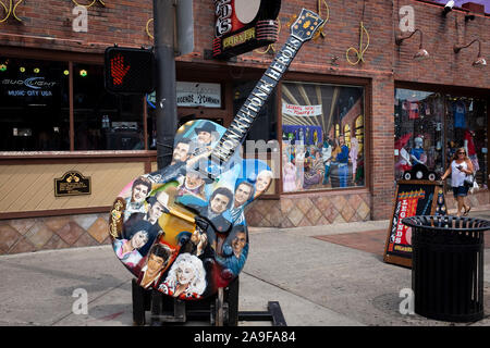 Nashville, Tennessee, Stati Uniti d'America - 26 Giugno 2014: scene di strada nella città di Nashville con persone al Broadway, Tennessee. Foto Stock