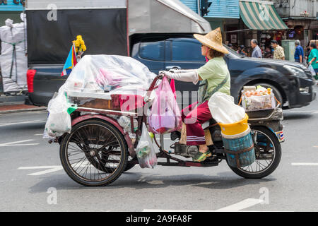 Bangkok, Tailandia - 26 Settembre 2018: equitazione donna motorizzato di tre ruote. Essi sono spesso utilizzati per carrelli di cibo Foto Stock