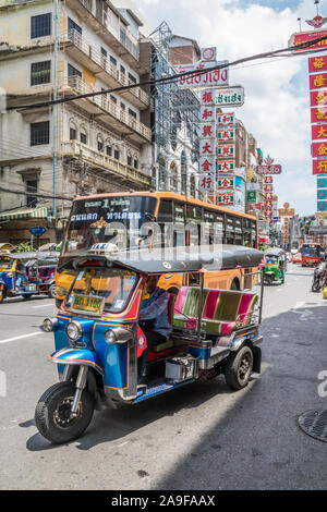 Bangkok, Tailandia - 26 Settembre 2018: tuk tuk su Yaowarat road a Chinatown. I turisti amano viaggiare in questi iconico taxi Foto Stock