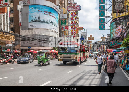 Bangkok, Tailandia - 26 Settembre 2018: Strada tipica scena su Yaowarat Road a Chinatown. Questa è la grande arteria attraverso la zona. Foto Stock