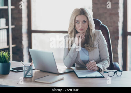 Foto di incredibile lady business notebook look tavola interessati sul nuovo candidato intervista di ascolto decidere firma contratto sedia convenzionale Foto Stock