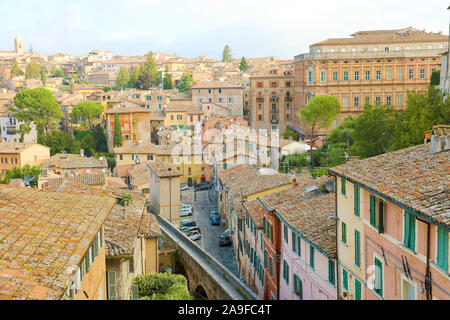 Vista panoramica del centro storico con case medievali della città vecchia di Perugia, Italia. Foto Stock