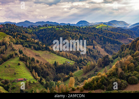 Vista del paesaggio di Piatra Craiului national park in Romania Foto Stock