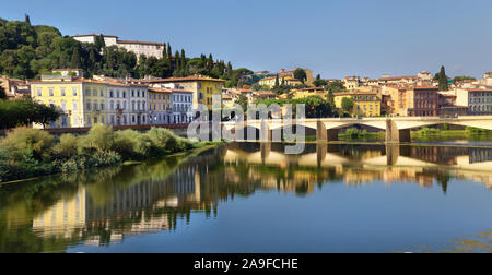 Vista panoramica del Ponte alle Grazie oltre il fiume Arno a Firenze, Italia Foto Stock