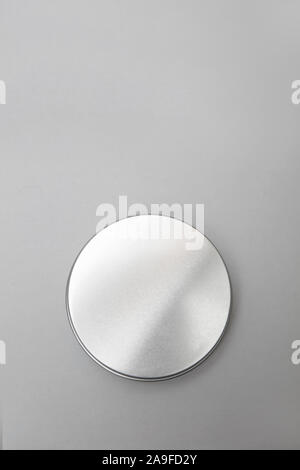 Balsamo per labbra nel round lattine metalliche Foto Stock