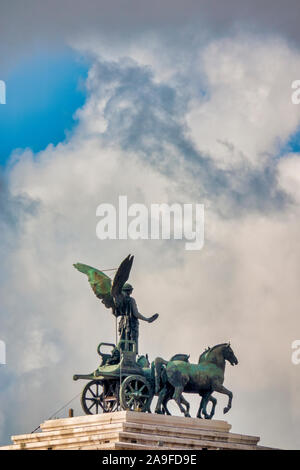 Statua della Dea Victoria a cavallo su quadriga sulla sommità del monumento a Vittorio Emanuele II, Roma, Italia Foto Stock