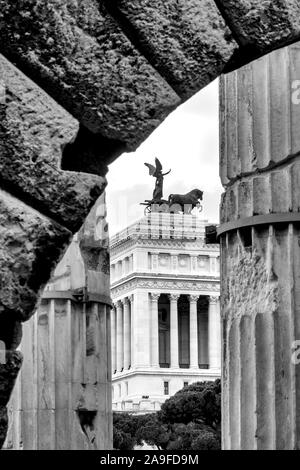 Vista dell'Altare della Patria da Via de' Conti, Roma, Italia Foto Stock