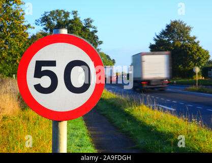 Autocarro passando 50mph velocità stradale avviso limite segno York Regno Unito Foto Stock