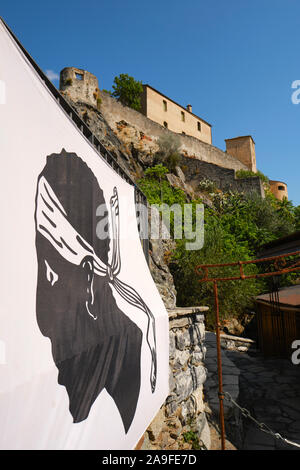 La Corsica Mori bandiera di testa e la cittadella sulla collina del centro storico di Corte, Corsica centrale, Haute-Corse, Francia Europa - Corsica bandiera Corte Foto Stock