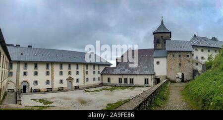 Cortile in Roncisvalle monastero sulla Via di San Giacomo Foto Stock