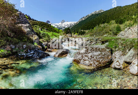 Ruscello di montagna sul Lac de Suyen nella Val dàzun Pirenei Foto Stock