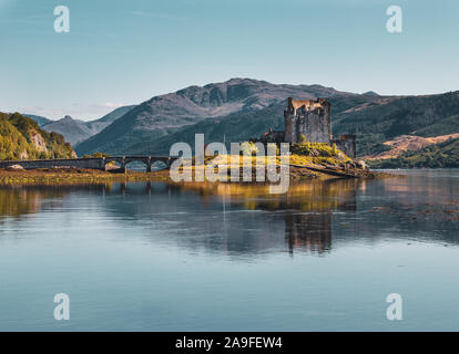 Una vista delle antiche rovine di Eilean Donan casta nelle highlands scozzesi Foto Stock