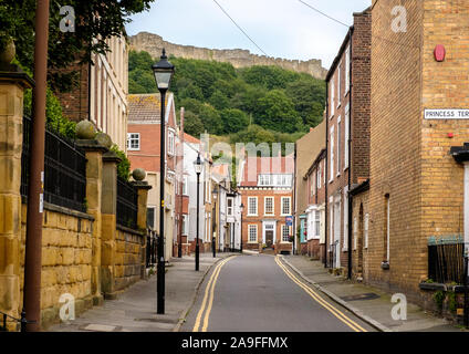 Castello di Scarborough visto da Princess Street nella città vecchia di Scarborough Foto Stock