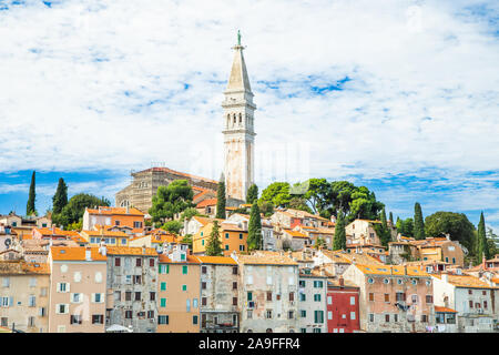 Croazia, Istria, bellissima città vecchia di Rovigno sul mare Adriatico costa, vista aerea da fuco Foto Stock