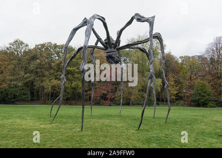 "Maman" - bronzo, marmo e acciaio inossidabile spider scultura di Louise Bourgeois. Maman (madre) (1999) - la più grande spider Louise Bourgeois mai Foto Stock