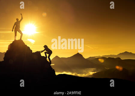 Due donne salendo su un picco di montagna Foto Stock