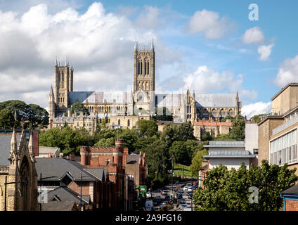 Una vista della Cattedrale di Lincoln da strada Lindum Foto Stock