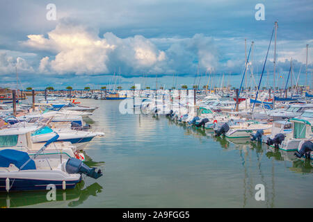 Yacht sul porto in Arcachon Foto Stock