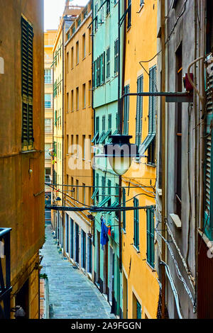 La colorata vecchia stradina secondaria nella città di Genova, Italia Foto Stock