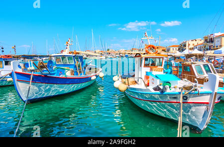 Fshing barche nel porto di Aegina città d'estate giornata soleggiata, Grecia Foto Stock