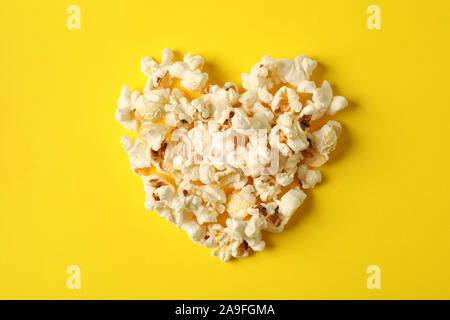 Piano di composizione dei laici con popcorn cuore su sfondo giallo, spazio per il testo Foto Stock