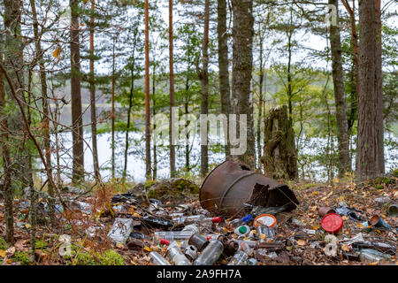 Cumulo di rifiuti lasciati dai turisti per il lago, inquinamento ambientale concetto Foto Stock