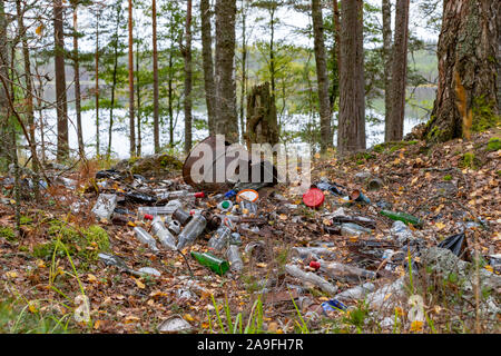 Cumulo di rifiuti lasciati dai turisti per il lago, inquinamento ambientale concetto Foto Stock