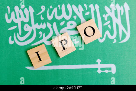 Concetto economico IPO o offerta pubblica iniziale sulla bandiera dell'Arabia Saudita. Foto Stock