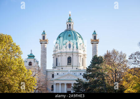 Karlskirche nella piazza Karlsplatz di Vienna in Austria. Si tratta di una chiesa cattolica, anche chiamato Rektoratskirche, con una tipica architettura barocca. Foto Stock
