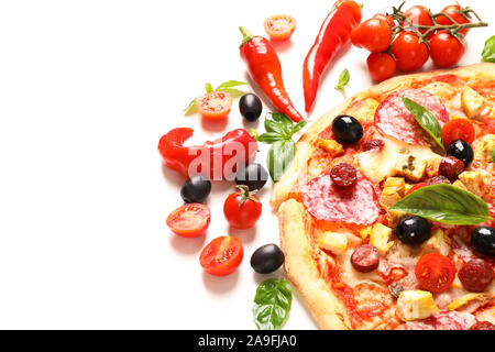 Pizza deliziosa e gli ingredienti isolati su sfondo bianco, close up Foto Stock