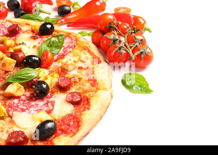 Pizza deliziosa e gli ingredienti isolati su sfondo bianco, close up Foto Stock