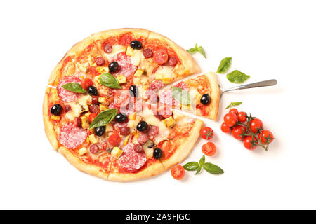 Una gustosa pizza e gli ingredienti isolati su sfondo bianco Foto Stock