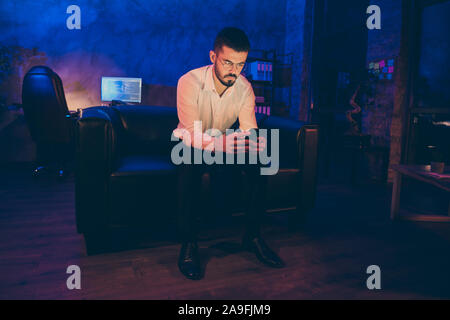 Lunghezza piena dimensione corpo foto di pensieroso la gente di affari in pensieri indossando scarpe a chattare con i suoi amici di come il suo lavoro è andato di notte Foto Stock