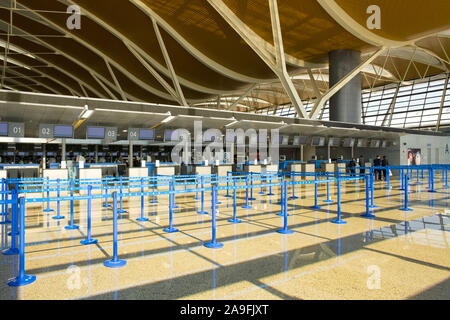 Il Pudong, Shanghai, Cina - Contatori vuota all'Aeroporto Internazionale di Shanghai Pudong. Foto Stock